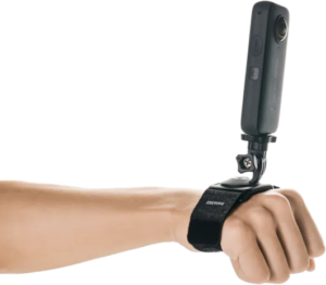 800q-01_134049 Insta360 Hand Mount Kit -käsikiinnikesarjaa käytetään toimintakameran kiinnittämiseen henkilön kämmenselkään mustalla hihnalla, jolloin kamera asettuu ranteen yläpuolelle nyrkin ollessa puristettuna.