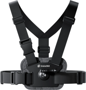 800q-01_134050 Insta360 Chest Strap -rintavaljaat on musta, säädettävä rintakehäkiinnike, jossa on keskeinen kameran kiinnityspiste, kuvassa valkoisella pohjalla.