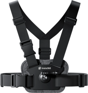 800q-01_134050 Insta360 Chest Strap -rintavaljaat on musta, säädettävä rintakehäkiinnike, jossa on keskeinen kameran kiinnityspiste, kuvassa valkoisella pohjalla.