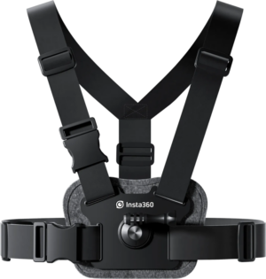 800q-01_134050 The Insta360 Chest Strap is a black, adjustable chest strap with a central camera attachment point, shown in white.