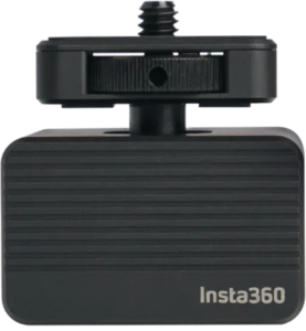 800q-01_134051 Insta360 Vibration Damper -tärinänvaimennin on musta, suorakulmainen kameran lisävaruste, jossa on vaakasuuntaiset urat, yläosan kiinnitysruuvi ja Insta360-logo etuosan oikeassa alakulmassa.