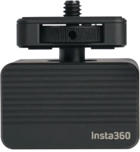 800q-01_134051 Insta360 Vibration Damper -tärinänvaimennin on musta, suorakulmainen kameran lisävaruste, jossa on vaakasuuntaiset urat, yläosan kiinnitysruuvi ja Insta360-logo etuosan oikeassa alakulmassa.