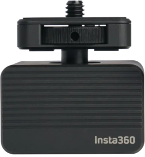 Insta360 Vibration Damper -tärinänvaimennin on musta, suorakulmainen kameran lisävaruste, jossa on vaakasuuntaiset urat, yläosan kiinnitysruuvi ja Insta360-logo etuosan oikeassa alakulmassa.