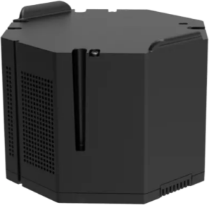 800q-01_134061 Insta360 Titan Battery -akku on musta, kahdeksankulmainen elektroniikkalaite, jossa on tuuletetut sivut, pyöristetyt kulmat, pystysuora aukko ja pieni painike edessä.