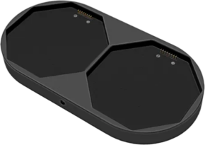 Insta360 Titan Charging Station -latausasema on musta, soikean muotoinen elektroniikkalaite, jossa on kaksi kuusikulmaista aukkoa, metalliset kosketuspisteet ja sivuportti, joka on suunniteltu kaksoislataukseen.