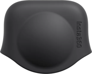 800q-01_134065 Musta, pyöristetty Insta360 ONE X2 -linssisuojus, jonka oikeassa reunassa on Insta360-logo.
