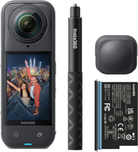 800q-01_134220 Insta360 X5 Starter Bundle -toimintakamera, musta selfiekeppi, suojaava linssisuojus ja kameran akku on sijoitettu vierekkäin valkoiselle taustalle, ja kameran näytöllä näkyy pariskunta ottamassa selfietä.