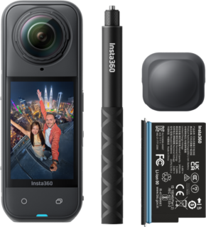 800q-01_134220 Insta360 X5 Starter Bundle -toimintakamera, musta selfiekeppi, suojaava linssisuojus ja kameran akku on sijoitettu vierekkäin valkoiselle taustalle, ja kameran näytöllä näkyy pariskunta ottamassa selfietä.