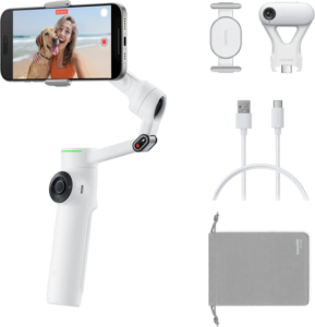 800q-09_133712 Insta360 Flow 2 Pro AI Tracker Bundle Summit White -gimbal pitää puhelinta, jossa näkyy nainen ja hänen koiransa. Lisävarusteet - pidike, kameran objektiivi, USB-kaapelit ja harmaa pussi - on järjestetty siististi valkoiselle taustalle.