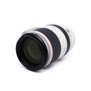 Canon RF 70-200mm f/2.8 L IS USM (Kunto K5, Takuuta 12kk) - Käytetty valkoinen zoom-objektiivi, jossa on musta etuelementti, punainen aksenttirengas ja kuvioitu tarkennusrengas, on suunnattu valkoiselle taustalle.