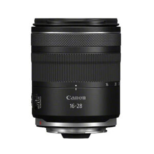 Canon RF 16-28mm f/2.8 IS STM -objektiivi näkyy pystyssä valkoista taustaa vasten, jolloin zoomin merkinnät, ohjauskytkimet ja etupesässä oleva Canon-brändi korostuvat. 125€ alennus.