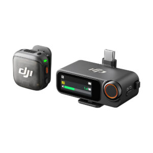 DJI-mic3-rx-td (4) DJI Mic 3 (1 TX + 1 RX) -langaton mikrofonijärjestelmä sisältää kompaktin mustan lähettimen, jossa on merkintä "DJI", ja vastaavan vastaanottimen, jossa on näyttö, painikkeet ja USB-C-liitin.