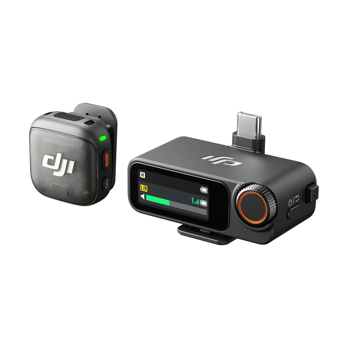 DJI Mic 3 (1 TX + 1 RX) -langaton mikrofonijärjestelmä sisältää kompaktin mustan lähettimen, jossa on merkintä "DJI", ja vastaavan vastaanottimen, jossa on näyttö, painikkeet ja USB-C-liitin.