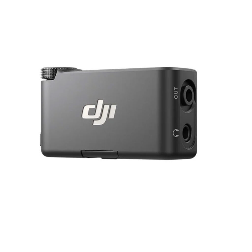DJIMIC3Re DJI Mic 3 Receiver -vastaanotin on kompakti, suorakulmainen musta audiosovitin, jossa on kiertonuppi, kaksi porttia, joissa on merkintä "out" ja kuulokesymboli, sekä DJI:n logo sivullaan valkoista taustaa vasten.