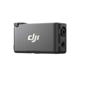 DJIMIC3Re DJI Mic 3 Receiver -vastaanotin on kompakti, suorakulmainen musta audiosovitin, jossa on kiertonuppi, kaksi porttia, joissa on merkintä "out" ja kuulokesymboli, sekä DJI:n logo sivullaan valkoista taustaa vasten.