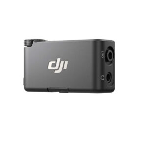 DJIMIC3Re DJI Mic 3 Receiver -vastaanotin on kompakti, suorakulmainen musta audiosovitin, jossa on kiertonuppi, kaksi porttia, joissa on merkintä "out" ja kuulokesymboli, sekä DJI:n logo sivullaan valkoista taustaa vasten.