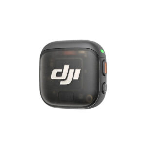 DJI Mic 3 Transmitter -lähetin on kompakti, musta langaton lähetin, jossa on pyöristetyt reunat, virtanäppäin sivulla ja pieni vihreä merkkivalo yläkulmassa.