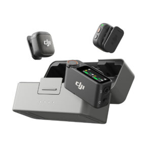 DJI_Mic3_2tx (2) DJI Mic 3 (2 TX + 1 RX + latauskotelo) -langaton mikrofonijärjestelmä sisältää kaksi lähetintä, näytöllä varustetun vastaanottimen ja latauskotelon, kaikki kuvassa valkoista taustaa vasten.