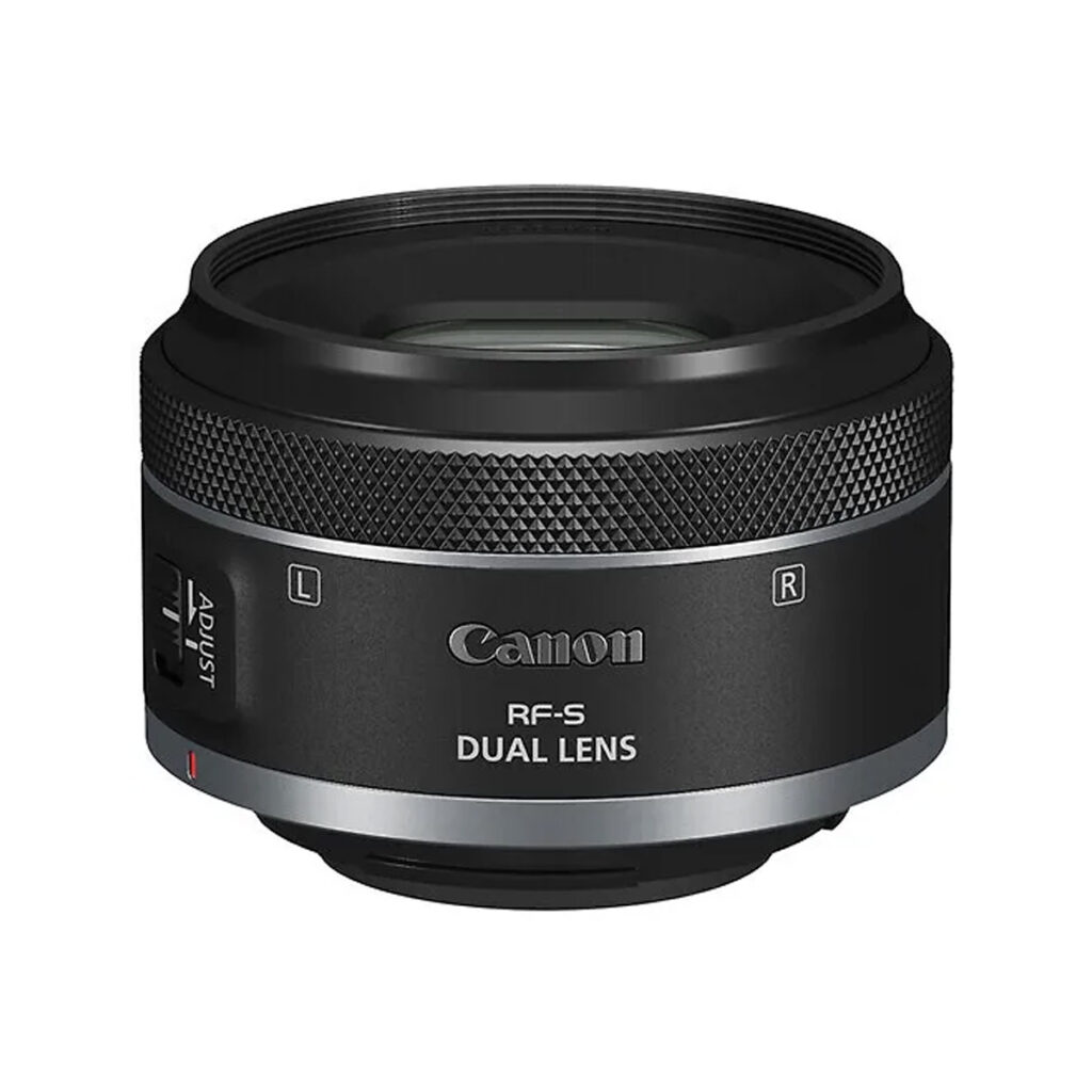 DualLens1 Mustassa Canon RF-S 7.8mm f/4 STM Dual VR -objektiivissa on kuvioitu tarkennusrengas, säätökytkimet ja kompakti lieriömäinen muotoilu valkoista taustaa vasten.