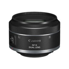 Mustassa Canon RF-S 7.8mm f/4 STM Dual VR -objektiivissa on kuvioitu tarkennusrengas, säätökytkimet ja kompakti lieriömäinen muotoilu valkoista taustaa vasten.