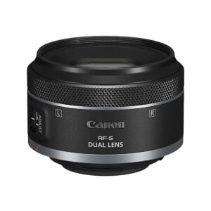 DualLens1 Mustassa Canon RF-S 7.8mm f/4 STM Dual VR -objektiivissa on kuvioitu tarkennusrengas, säätökytkimet ja kompakti lieriömäinen muotoilu valkoista taustaa vasten.
