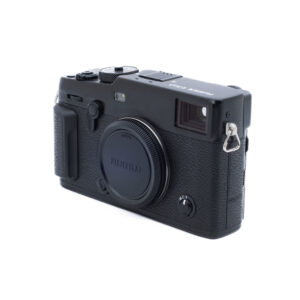 Fuji XPro 3-5 Musta Fujifilm X-Pro3 (SC 100, Kunto K5) - Käytetty digitaalikamera, jossa on kuvioitu kahva, objektiivin suojus kiinnitettynä ja erilaisia säätimiä valkoisella taustalla.