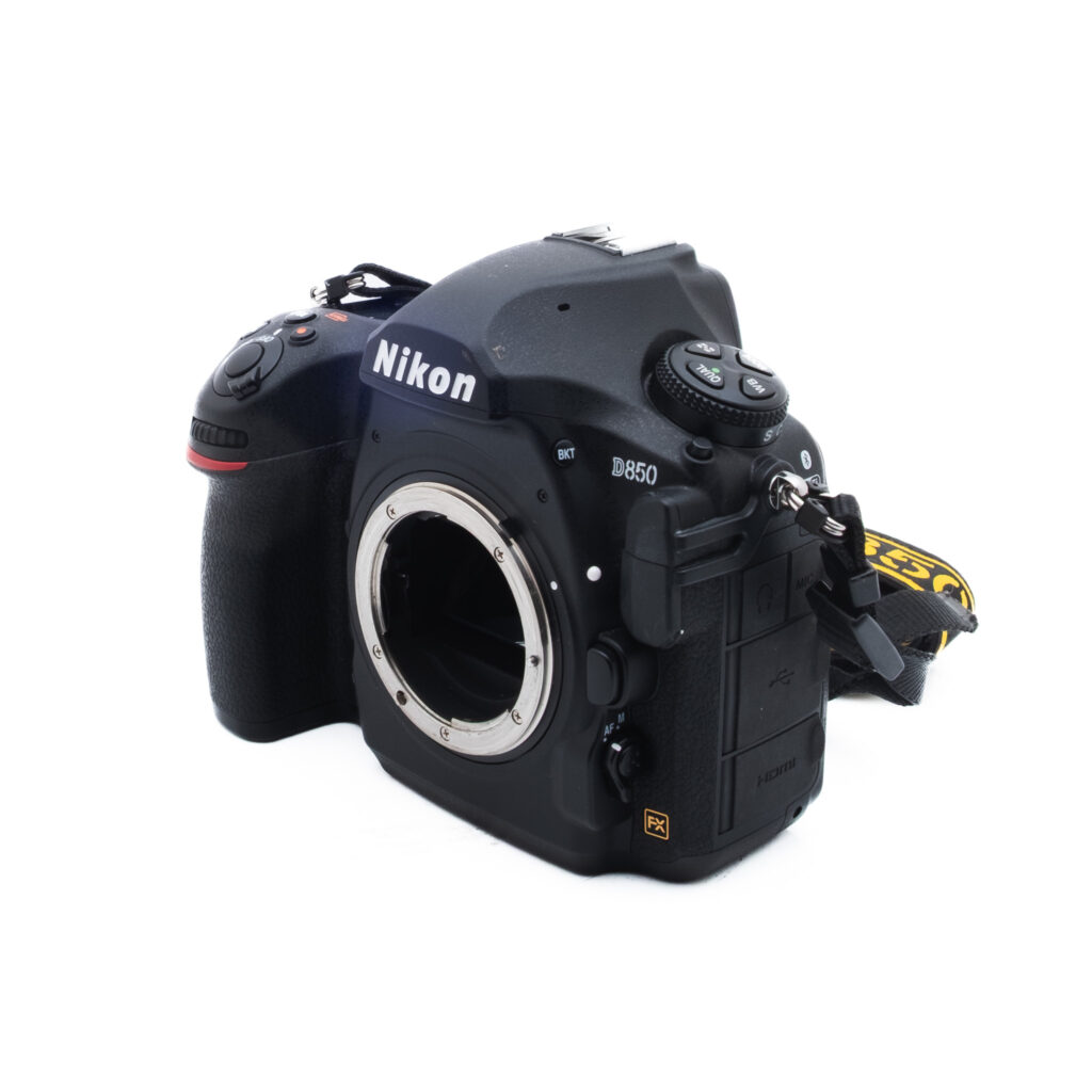 Nikon D850 3282-4 Nikon D850 + akkukahva (SC 8500, Kunto K5, sis. ALV 25,5%, takuu 6kk) - Käytetty