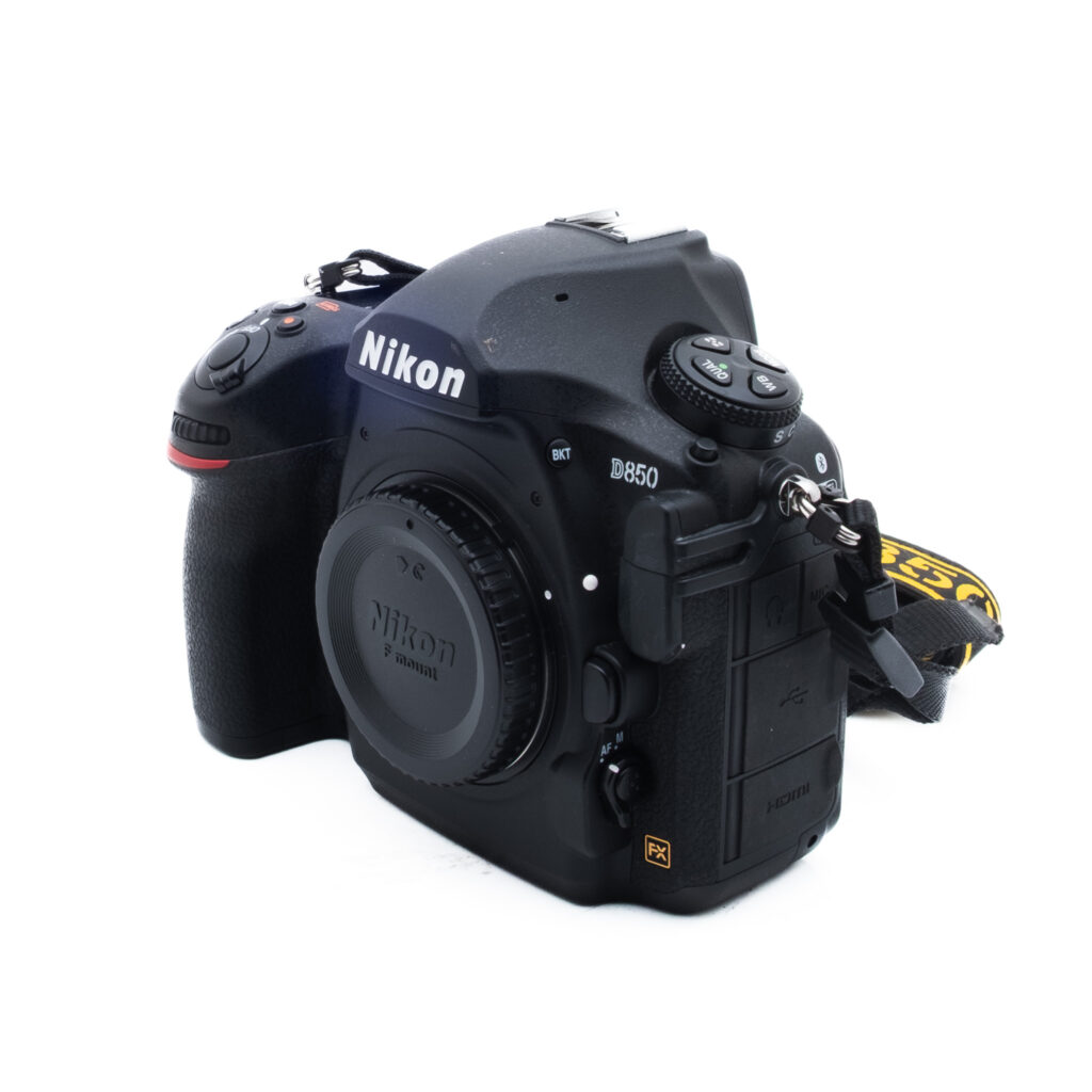 Nikon D850 3282-5 Nikon D850 + akkukahva (SC 8500, Kunto K5, sis. ALV 25,5%, takuu 6kk) - Käytetty