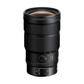 Nikon_nikkor_24-70mm_z_f28_ii (4) Nikon Nikkor Z 24-70mm f/2.8 S II -objektiivi on musta objektiivi, jossa on kuvioidut zoomaus- ja tarkennusrenkaat, polttovälit, AF/MF- ja VR-kytkimet sekä S-merkintä, ja se on kuvattu pystyasennossa valkoisella pohjalla.