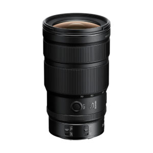 Nikon Nikkor Z 24-70mm f/2.8 S II -objektiivi on musta objektiivi, jossa on kuvioidut zoomaus- ja tarkennusrenkaat, polttovälit, AF/MF- ja VR-kytkimet sekä S-merkintä, ja se on kuvattu pystyasennossa valkoisella pohjalla.