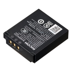 Suorakulmainen Ricoh Rechargeable Battery DB-120 -akku, jossa on kullanväriset liitäntänastat, valkoinen teksti, kuvakkeet ja QR-koodi päällä, näkyy vinossa valkoista taustaa vasten.