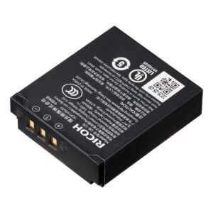 RichAkku Suorakulmainen Ricoh Rechargeable Battery DB-120 -akku, jossa on kullanväriset liitäntänastat, valkoinen teksti, kuvakkeet ja QR-koodi päällä, näkyy vinossa valkoista taustaa vasten.