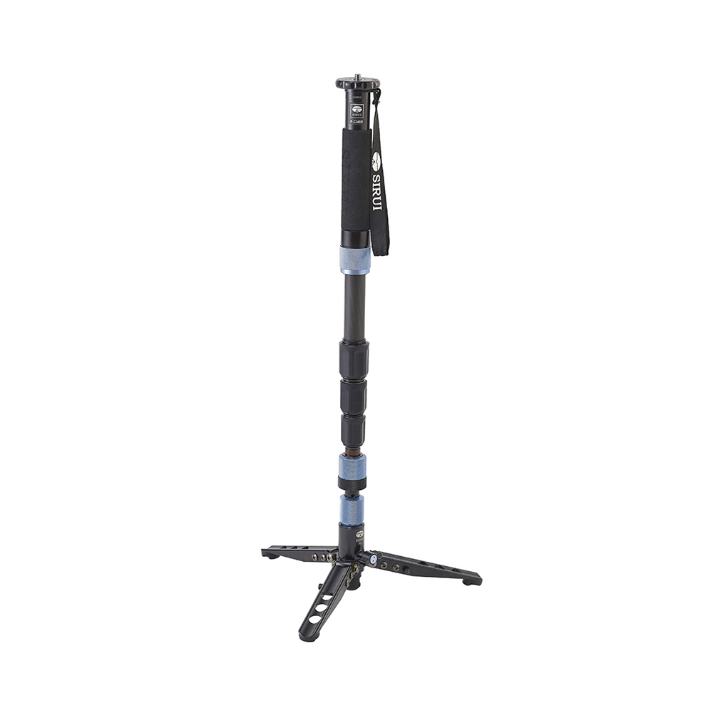 Sirui monotikku Sirui P-224SR Monopod - Käytetty on mustansininen ja sininen kameramonopodi, jossa on säädettävät segmentit, rannehihna ja kolme kokoontaitettavaa jalkaa vakauden takaamiseksi, kuvassa pystyssä valkoisella taustalla.