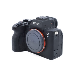 Sony A7S III-2-3 Käytetty Sony A7S III (SC 5000, Kunto K5, 6 kk takuu, sis. alv 25,5%) peilitön digikamerarunko, musta, kuvattu edestä valkoisella pohjalla, ilman objektiivia.