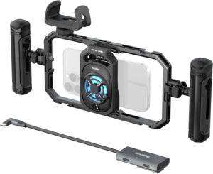 800q-01_134203 SmallRig 5276 All-in-One Thermal Live Streaming Filming Handheld Phone Cage Kit, kuvassa musta, jossa on kaksi kahvaa ja jäähdytystuuletin, pitää älypuhelimen; alla on sen USB-C-kaapeli ja kompakti elektroninen keskittimen portit.