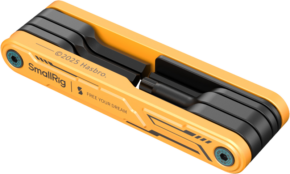 800q-01_134239 SmallRig 5517 Foldable Multi-Tool Kit - BumbleBee Edition on pienikokoinen oranssi-musta työkalu, jonka kyljessä lukee "SmallRig" ja "FREE YOUR DREAM" sekä © 2025 Hasbro -merkki, kuvassa kevyellä pinnalla.