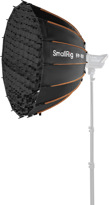 800q-01_134253 Musta SmallRig 5395 FP-90 Quick-Setup Folding Folding Parabolic Softbox oransseilla kylkiluilla ja ristikkokiinnityksellä on asennettu korkeaan jalustaan tavallista taustaa vasten.