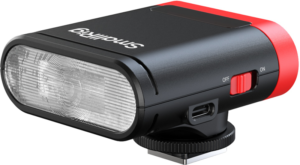 800q-01_134254 SmallRig 5374 RS20 mini Speedlite Flash -salama on kompakti, suorakulmainen LED-kameravalaisin, jossa on musta runko, punaiset korostukset, ON/OFF-kytkin, USB-C-portti, läpikuultava etupaneeli, kylmä kenkäkiinnitys pohjassa ja "Smallrig" painettu yläosaan.