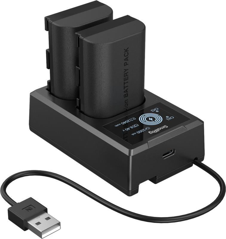 800q-01_134330 The SmallRig 5409 battery and charger kit for Canon LP-E6P batteries features a black double charger with two rechargeable batteries, a coiled USB cable on the front and a digital display showing the charging status.