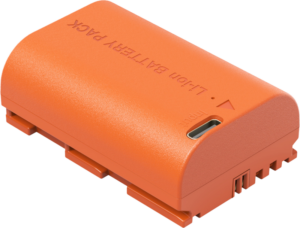 800q-01_134331 SmallRig 5407 USB-C -akku Canon LP-E6P (oranssi) on litiumioniakku, jossa on kaareva yläosa, jossa lukee "Li-ion BATTERY PACK", ja jossa on latausportti sekä liitäntäliittimet pohjassa.