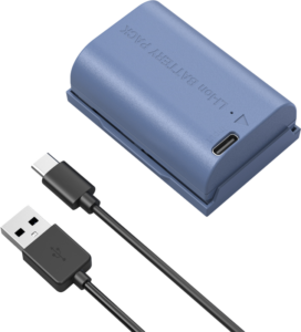 SmallRig 5406 USB-C -akku Canon LP-E6P (sininen) näkyy mustan USB-C-USB-A-latauskaapelin yläpuolella vaaleanharmaalla pohjalla.