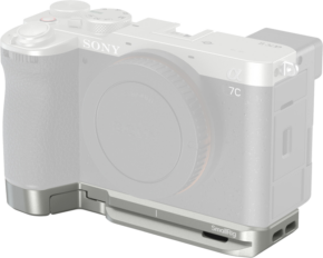 800q-01_134335 A silver-coloured Sony Alpha 7C camera with lens cover is mounted on a SmallRig 5482 Base Plate with AirTag on a Sony A7C II / A7CR Silver, seen from the front against a light background.