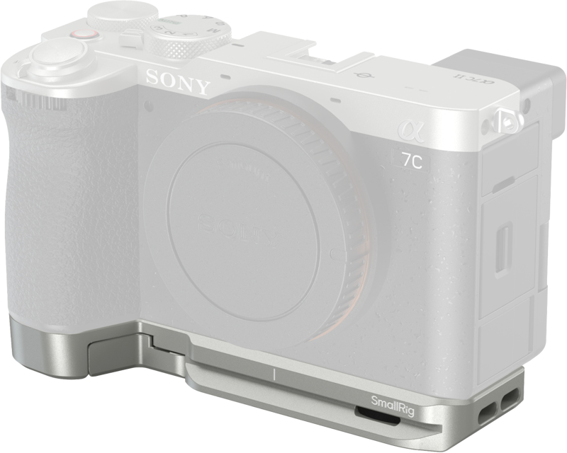 800q-01_134335 A silver-coloured Sony Alpha 7C camera with lens cover is mounted on a SmallRig 5482 Base Plate with AirTag on a Sony A7C II / A7CR Silver, seen from the front against a light background.