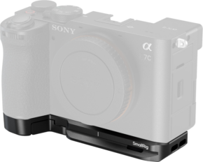 800q-01_134336 SmallRig 5481 Base plate with AirTag Sony Alpha 7C II / 7CR mounting plate in black is attached to the base of the Sony Alpha 7C camera, which looks faded to highlight the mounting plate.