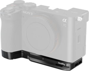 800q-01_134336 SmallRig 5481 Pohjalevy AirTag-paikalla Sony Alpha 7C II / 7CR -kiinnityslevy mustana on kiinnitetty Sony Alpha 7C -kameran pohjaan, joka näyttää haalistuneelta kiinnityslevyn korostamiseksi.