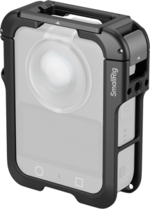 SmallRig 5704 Kehikko DJI Osmo 360:lle on musta kamerahäkki, joka on suunniteltu suojaamaan ja kiinnittämään lisävarusteita DJI Osmo 360 -toimintakameraan, joka on kuvassa kuvattuna kulmassa, kun puoliksi läpinäkyvä kamera on sisällä.