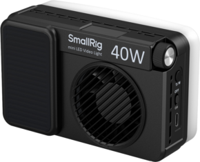 SmallRig 5359 RM 40C Mini LED Video Valo on kompakti musta 40W:n valaisin videotuotantoon, jossa on tuuletusaukko, säätökiekko, virtakytkin, merkittyjä painikkeita ja kuvioitu paneeli toisella puolella.