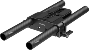 800q-01_134497 SmallRig 5609 Pohjalevy kahdella 15 mm:n sauvalla-telineellä on kameran pohjalevy, jossa on kaksi 15 mm:n sauvaa, pikavipu ja kiinnitysreiät lisävarusteiden kiinnittämistä varten ammattimaisiin videoriggauksiin.