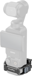 800q-01_134499 SmallRig 5607 Cage Adapter for DJI Osmo Pocket 3 on kiinnitetty puoliksi läpinäkyvän harmaan DJI Osmo Pocketin pohjaan. Sovittimessa on liukulukko, jossa on merkintä OPEN.