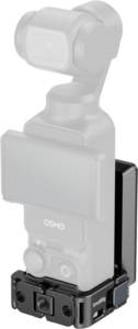 800q-01_134500 Lähikuva SmallRig 5581 Mount Support for DJI Osmo Pocket 3 -kiinnitystuki, joka on kiinnitetty tukevasti kannettavan Osmo Pocket 3 -kameran jalustaan, jossa on suuri akkupaketti sivulla; kamera näkyy puoliksi läpinäkyvänä.